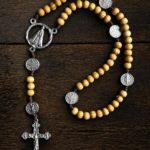 Terço Nossa Senhora Aparecida com São Bento - Madeira e Aço Inoxidável Feito à Mão